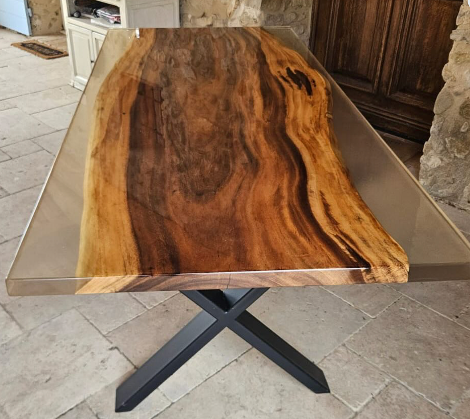 Table à manger noyer américain et résine époxy translucide