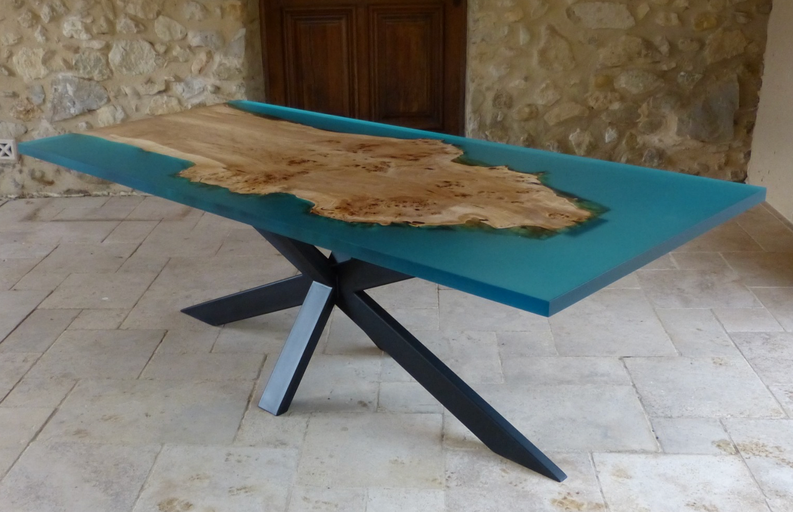 Table à manger loupe de peuplier et résine époxy bleue